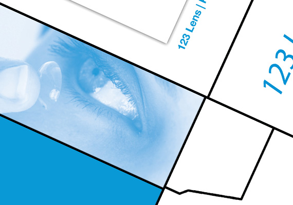 Een verpakking (één kleur: Pantone 2925 C) voor het verzenden van contactlenzen, lenzenvloeistof, zonnebrillen, etc.