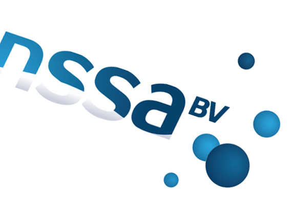 Glanssa is fabrikant en leverancier van onderhouds- en reinigingsproducten, de visitekaartjes zijn afgewerkt met UV-spotlak dat perfect in de huisstijl past.