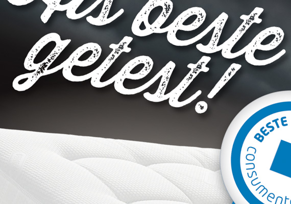 Na het maken van het logo en het bestickeren van de bedrijfswagen was de winkel zelf aan de beurt. Naast de bovenstaande bordjes en posters hebben wij ook een stoepbord vormgegeven waar duidelijk werd gemaakt dat het 2 verdiepingen betreft.