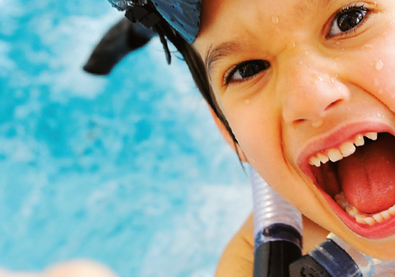 Voor de Rotonde mogen wij heel veel ontwerpen waaronder deze poster. Deze posters werden elk jaar vernieuwd langs verschillende wachtrijen, vandaar de QR code en relatief kleine letters.